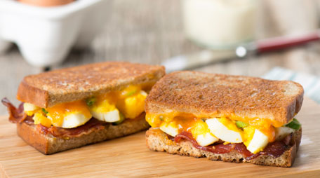 bacon and egg breakfast sandwich